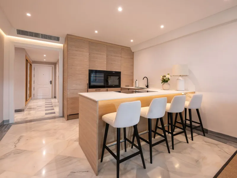 This exclusive luxury flat is located in an prestigious building of Marbella with a 24/7 security. With a constructed area of 100m² and a private terrace of 20m², this property offers a comfortable and sophisticated lifestyle, ideal for those looking to e