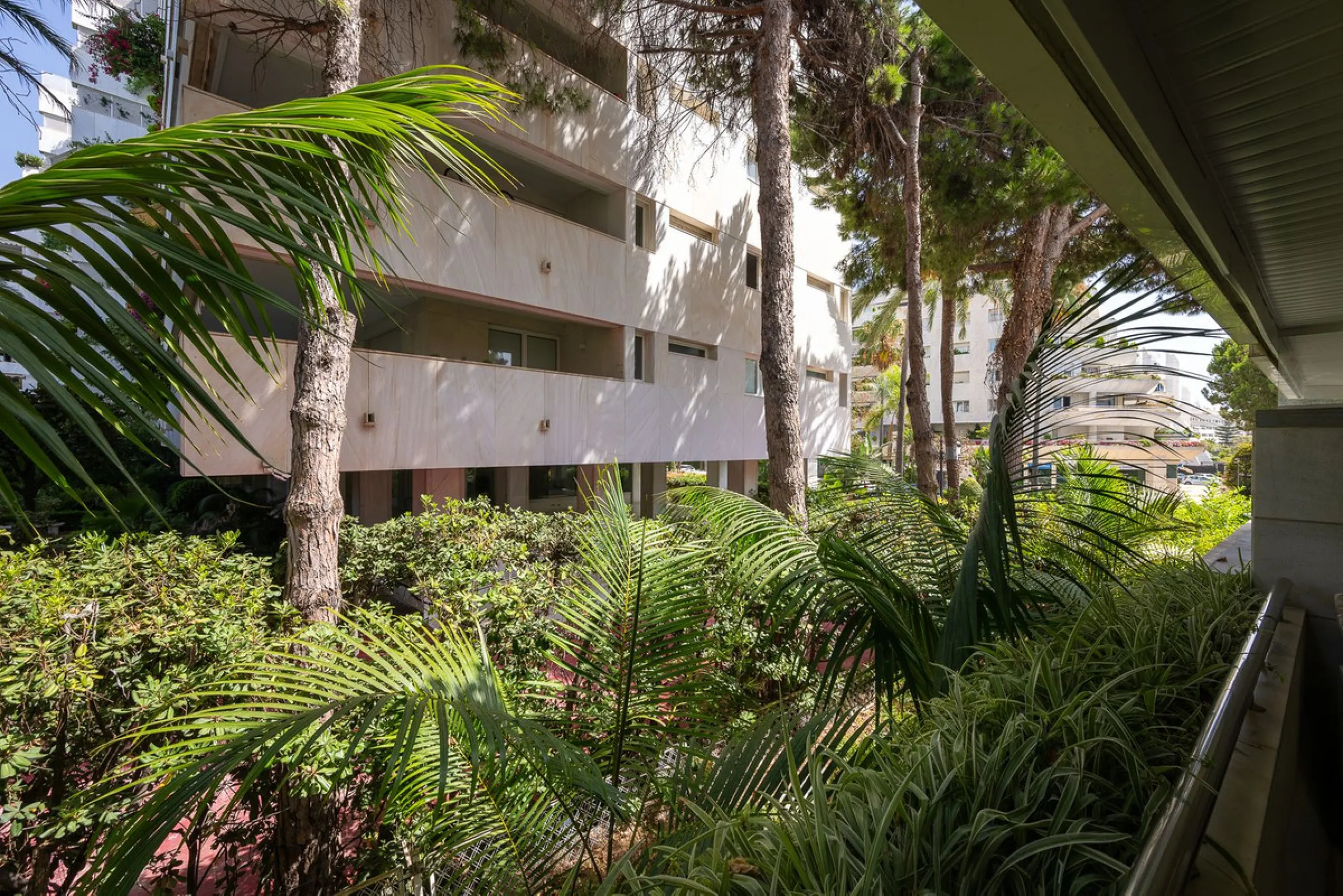 Apartment - Middle Floor Apartment в продаже в Marbella, Málaga. В доме 2 спален и 1 ванных комнат. Площадь дома 100 м²