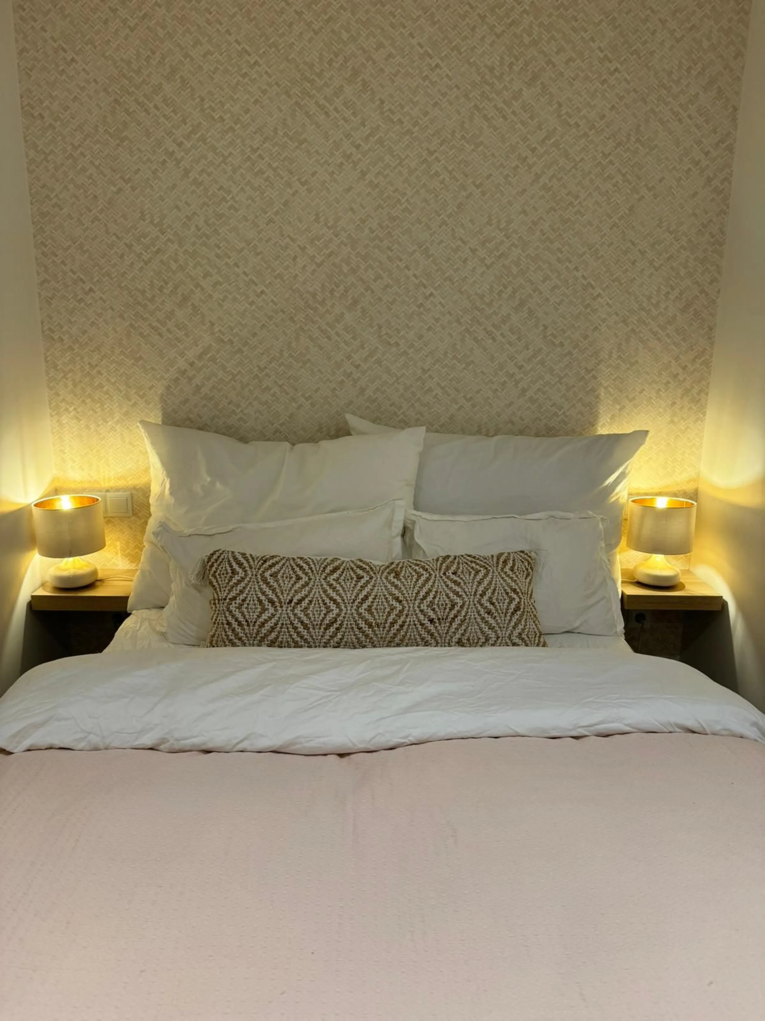 Apartment - Middle Floor Apartment в продаже в Marbella, Málaga. В доме 2 спален и 1 ванных комнат. Площадь дома 100 м²