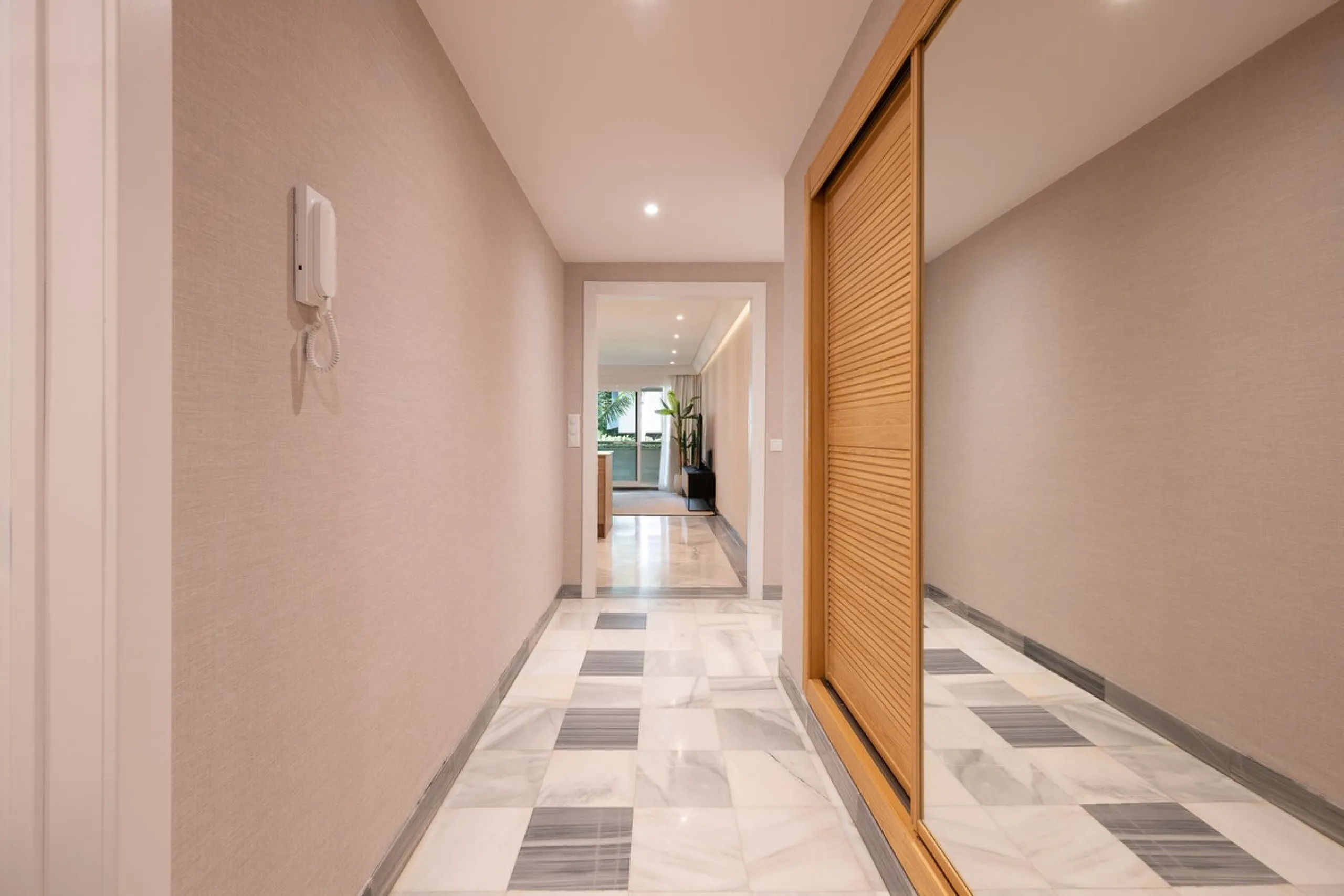 Apartment - Middle Floor Apartment в продаже в Marbella, Málaga. В доме 2 спален и 1 ванных комнат. Площадь дома 100 м²
