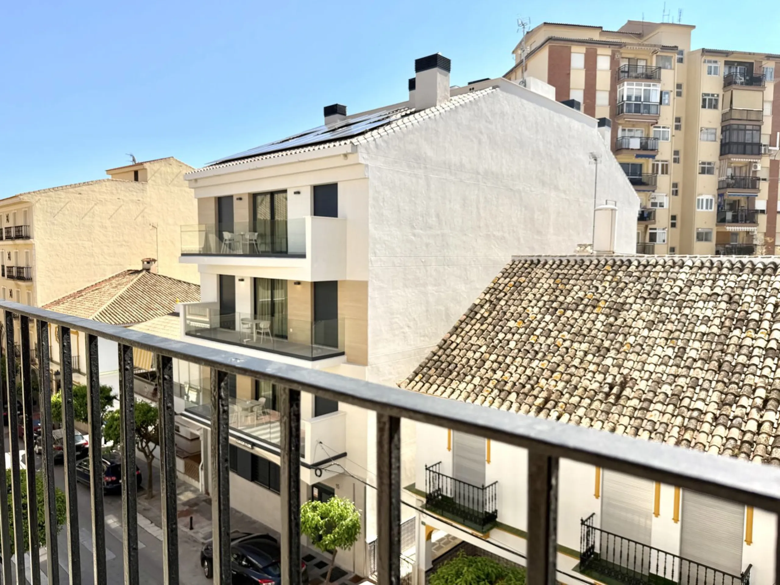 Welcome home to your own oasis on the third floor in Fuengirola! Here you'll find a bright and well-planned two-bedroom apartment (no lift), with access to a spacious shared rooftop terrace. The location is hard to beat, with just 600 meters from the beac