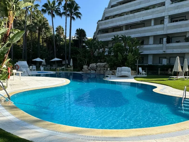 Apartment - Middle Floor Apartment в продаже в Marbella, Málaga. В доме 2 спален и 1 ванных комнат. Площадь дома 100 м²