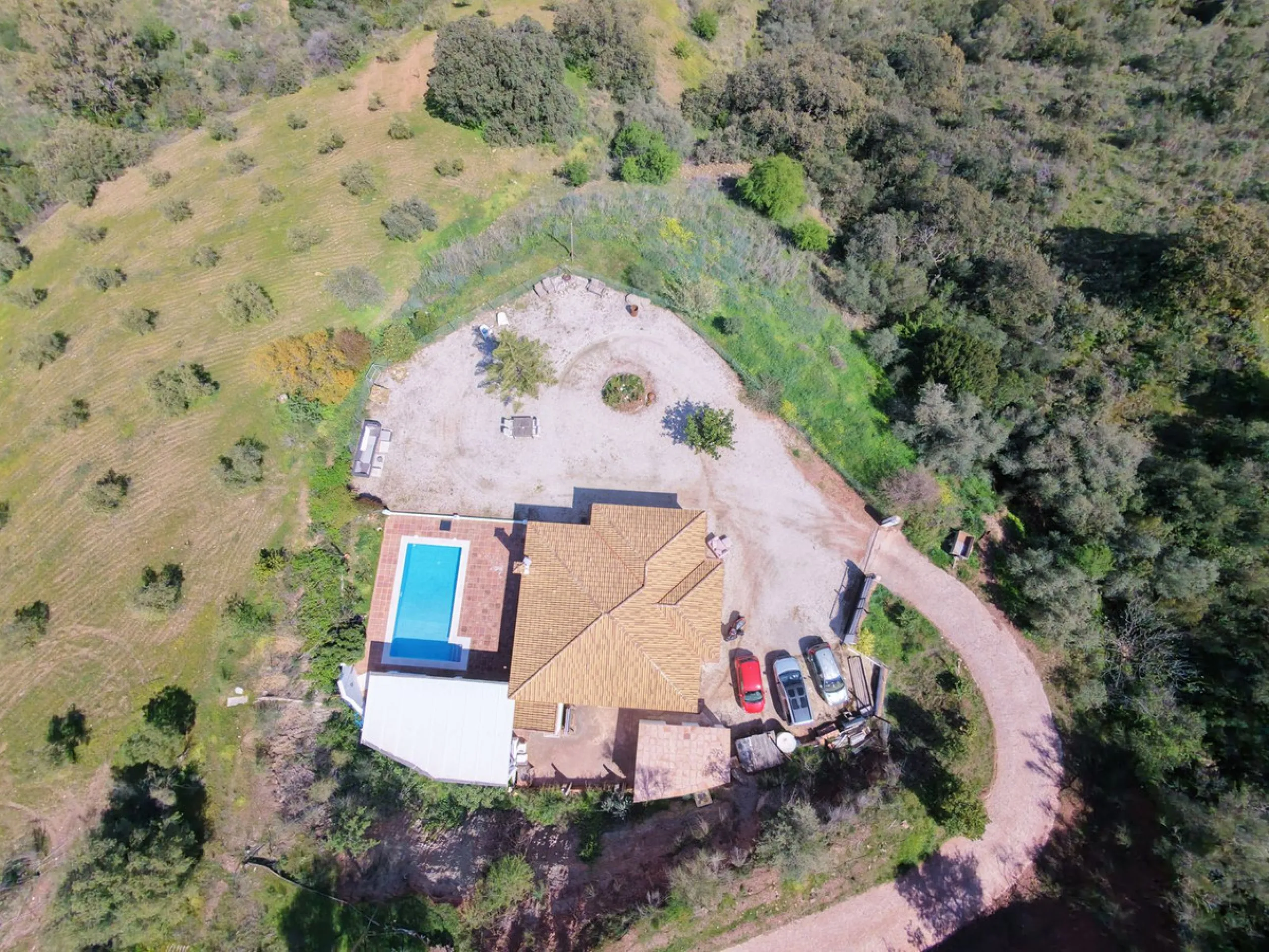 This charming single-storey detached villa with private pool, outdoor kitchen and panoramic views towards La Maroma is priced at €399,000 and is located near Colmenar in the Axarquía region. The property is set in a peaceful, green environment with good a