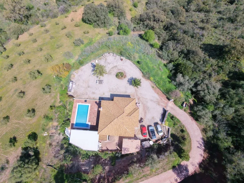 This charming single-storey detached villa with private pool, outdoor kitchen and panoramic views towards La Maroma is priced at €399,000 and is located near Colmenar in the Axarquía region. The property is set in a peaceful, green environment with good a