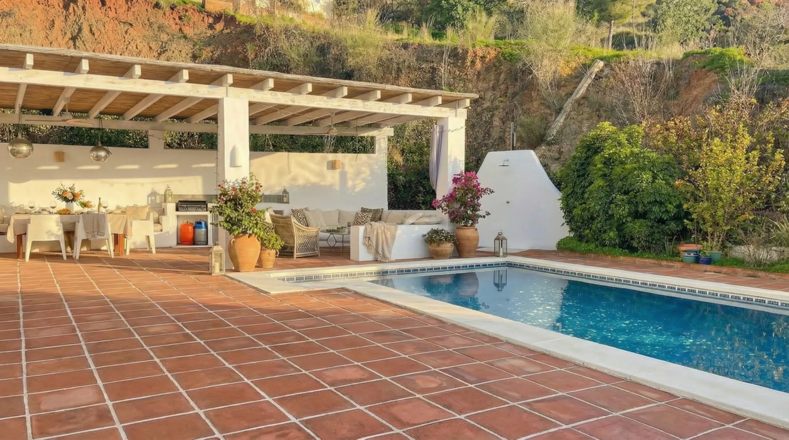This charming single-storey detached villa with private pool, outdoor kitchen and panoramic views towards La Maroma is priced at €399,000 and is located near Colmenar in the Axarquía region. The property is set in a peaceful, green environment with good a