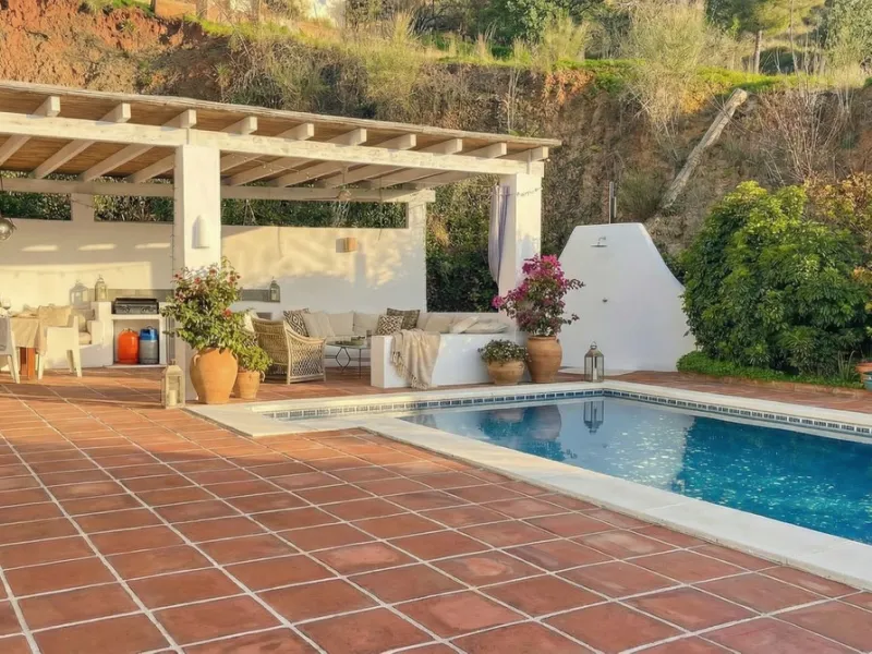 This charming single-storey detached villa with private pool, outdoor kitchen and panoramic views towards La Maroma is priced at €399,000 and is located near Colmenar in the Axarquía region. The property is set in a peaceful, green environment with good a