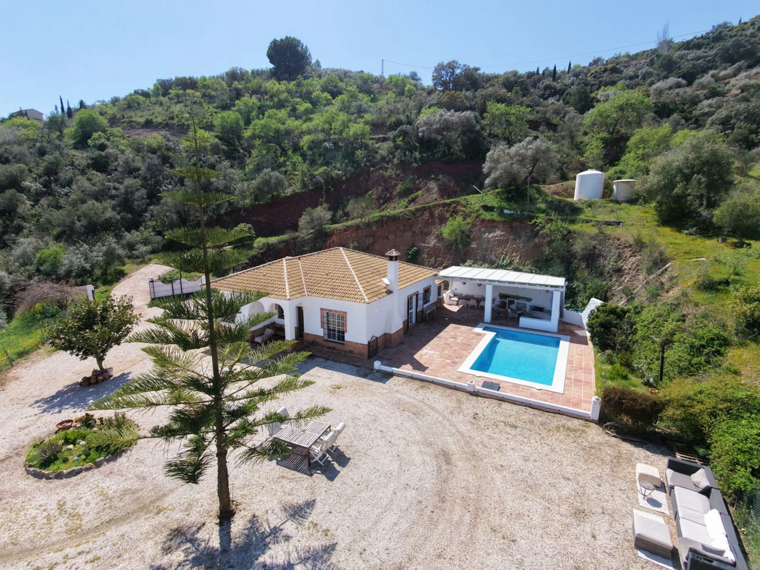 This charming single-storey detached villa with private pool, outdoor kitchen and panoramic views towards La Maroma is priced at €399,000 and is located near Colmenar in the Axarquía region. The property is set in a peaceful, green environment with good a