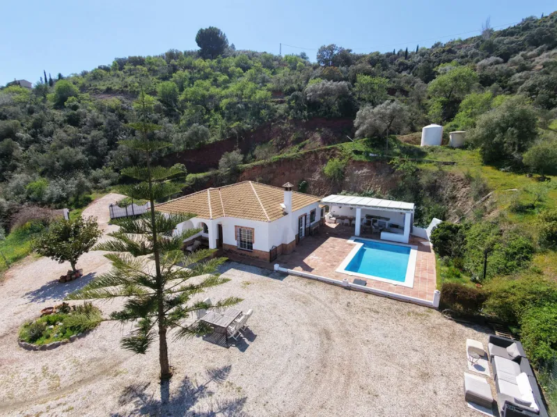 This charming single-storey detached villa with private pool, outdoor kitchen and panoramic views towards La Maroma is priced at €399,000 and is located near Colmenar in the Axarquía region. The property is set in a peaceful, green environment with good a