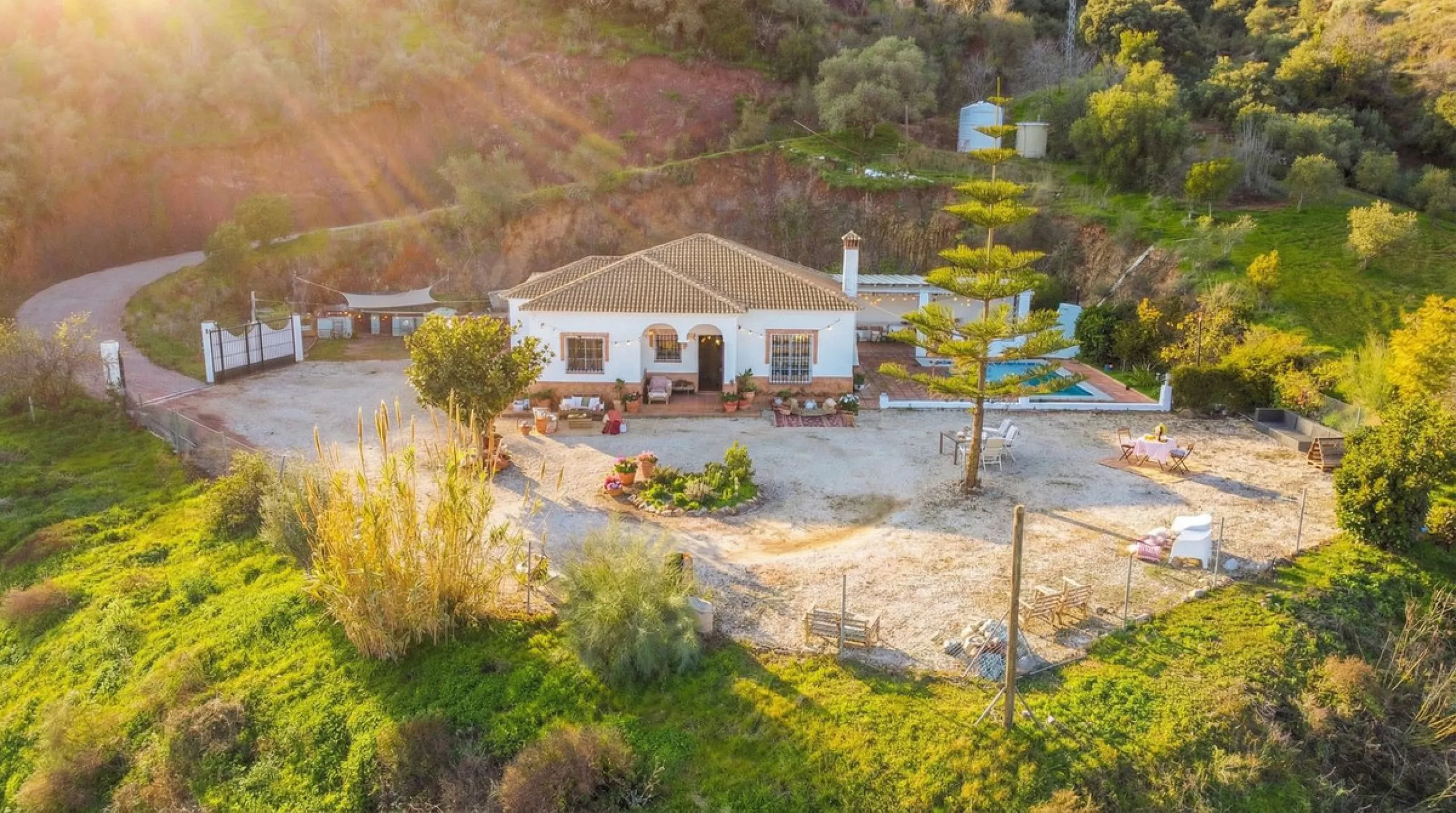 This charming single-storey detached villa with private pool, outdoor kitchen and panoramic views towards La Maroma is priced at €399,000 and is located near Colmenar in the Axarquía region. The property is set in a peaceful, green environment with good a