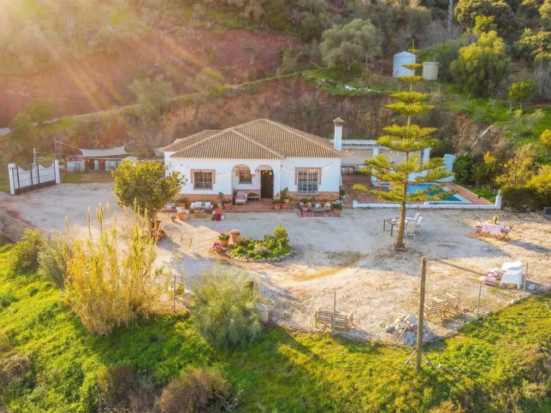 This charming single-storey detached villa with private pool, outdoor kitchen and panoramic views towards La Maroma is priced at €399,000 and is located near Colmenar in the Axarquía region. The property is set in a peaceful, green environment with good a