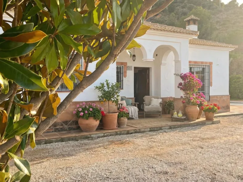 This charming single-storey detached villa with private pool, outdoor kitchen and panoramic views towards La Maroma is priced at €399,000 and is located near Colmenar in the Axarquía region. The property is set in a peaceful, green environment with good a