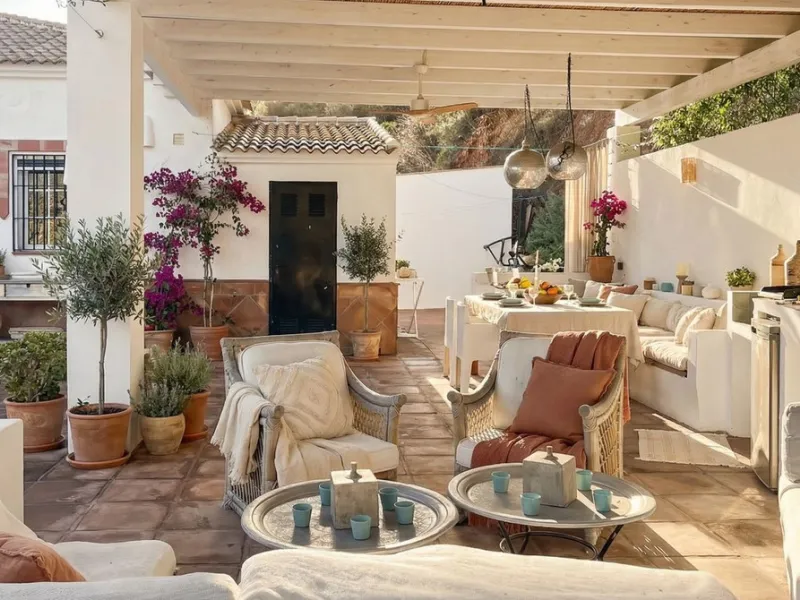 This charming single-storey detached villa with private pool, outdoor kitchen and panoramic views towards La Maroma is priced at €399,000 and is located near Colmenar in the Axarquía region. The property is set in a peaceful, green environment with good a