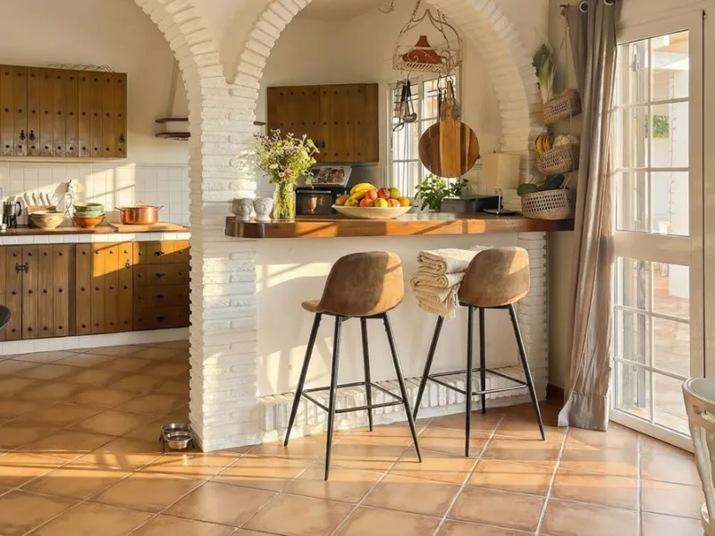 This charming single-storey detached villa with private pool, outdoor kitchen and panoramic views towards La Maroma is priced at €399,000 and is located near Colmenar in the Axarquía region. The property is set in a peaceful, green environment with good a