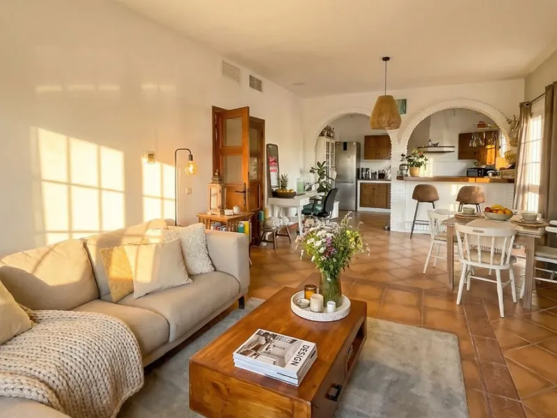This charming single-storey detached villa with private pool, outdoor kitchen and panoramic views towards La Maroma is priced at €399,000 and is located near Colmenar in the Axarquía region. The property is set in a peaceful, green environment with good a