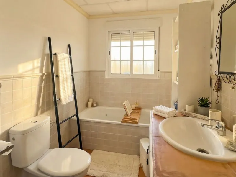 This charming single-storey detached villa with private pool, outdoor kitchen and panoramic views towards La Maroma is priced at €399,000 and is located near Colmenar in the Axarquía region. The property is set in a peaceful, green environment with good a