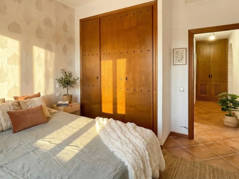 This charming single-storey detached villa with private pool, outdoor kitchen and panoramic views towards La Maroma is priced at €399,000 and is located near Colmenar in the Axarquía region. The property is set in a peaceful, green environment with good a