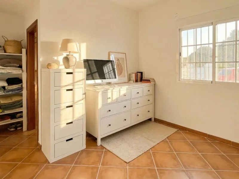 This charming single-storey detached villa with private pool, outdoor kitchen and panoramic views towards La Maroma is priced at €399,000 and is located near Colmenar in the Axarquía region. The property is set in a peaceful, green environment with good a