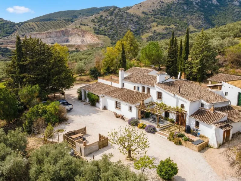 House - Finca - Cortijo в продаже в Villanueva del Rosario, Málaga. В доме 9 спален и 5 ванных комнат. Площадь дома 738 м². Площадь участка 24000 м²