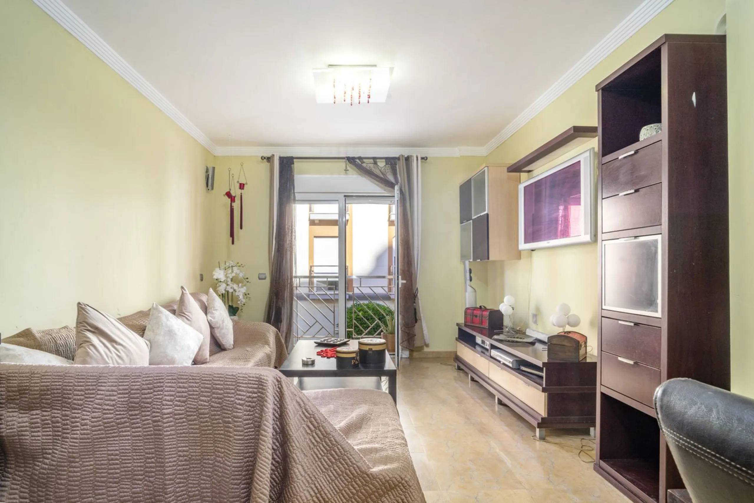 Exclusive duplex penthouse in one of the most sought-after areas of Fuengirola, just 150 meters from the beach, ideal both as a permanent residence and as an investment with high potential for holiday rental income.