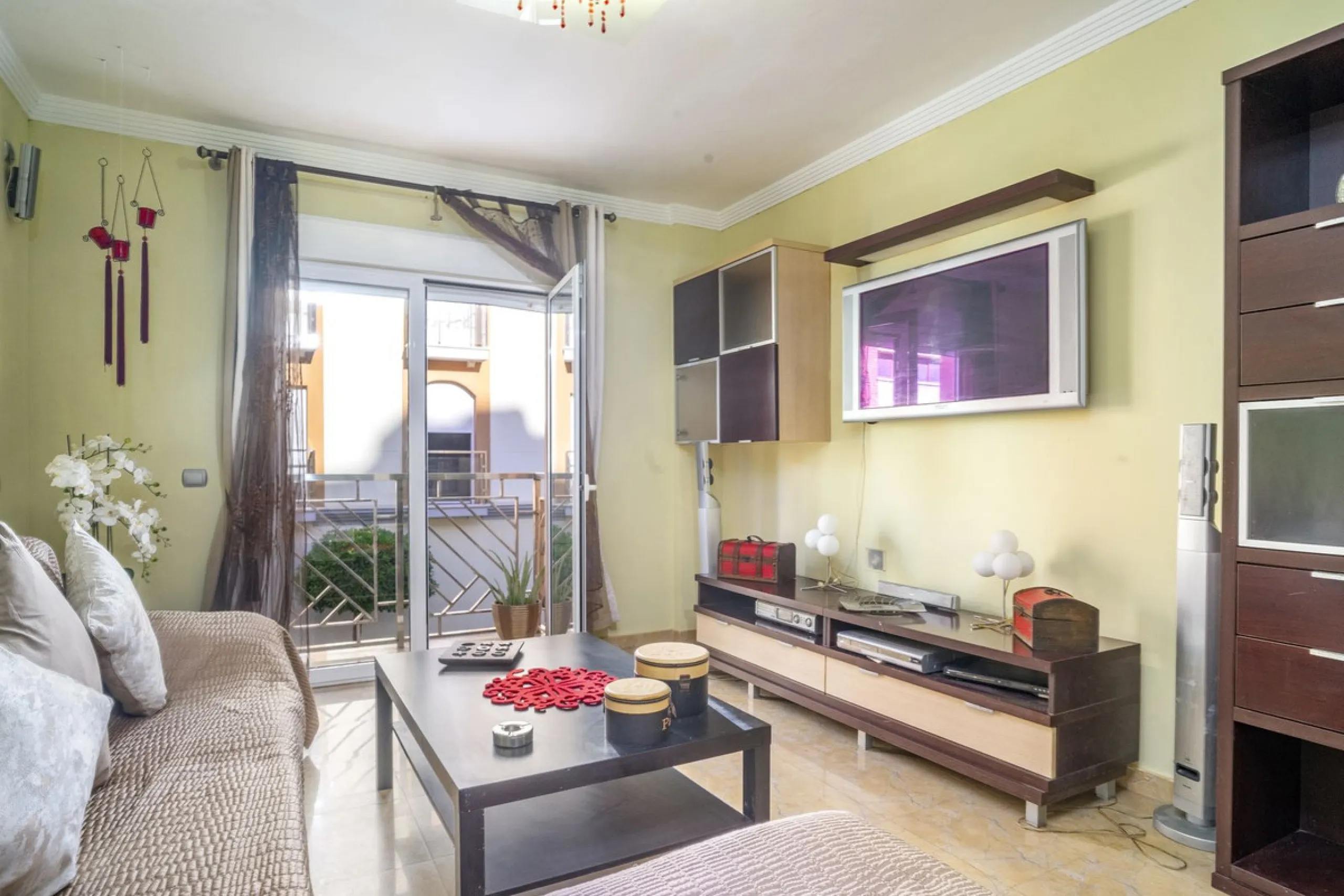 Exclusive duplex penthouse in one of the most sought-after areas of Fuengirola, just 150 meters from the beach, ideal both as a permanent residence and as an investment with high potential for holiday rental income.