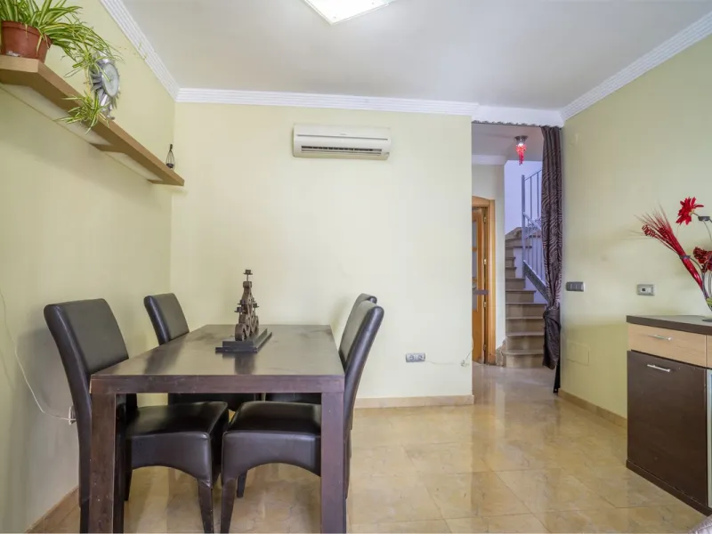 Exclusive duplex penthouse in one of the most sought-after areas of Fuengirola, just 150 meters from the beach, ideal both as a permanent residence and as an investment with high potential for holiday rental income.
