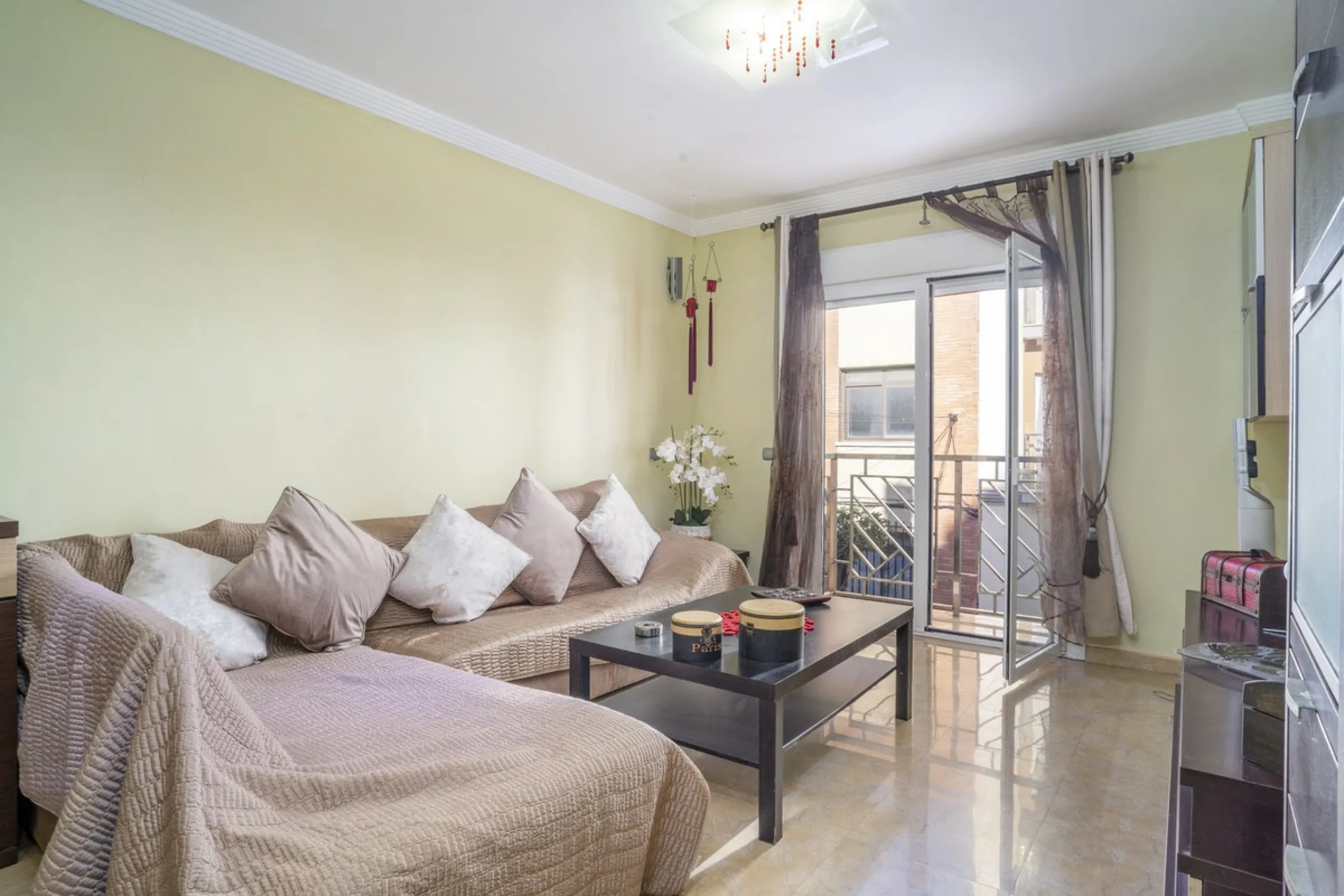 Exclusive duplex penthouse in one of the most sought-after areas of Fuengirola, just 150 meters from the beach, ideal both as a permanent residence and as an investment with high potential for holiday rental income.