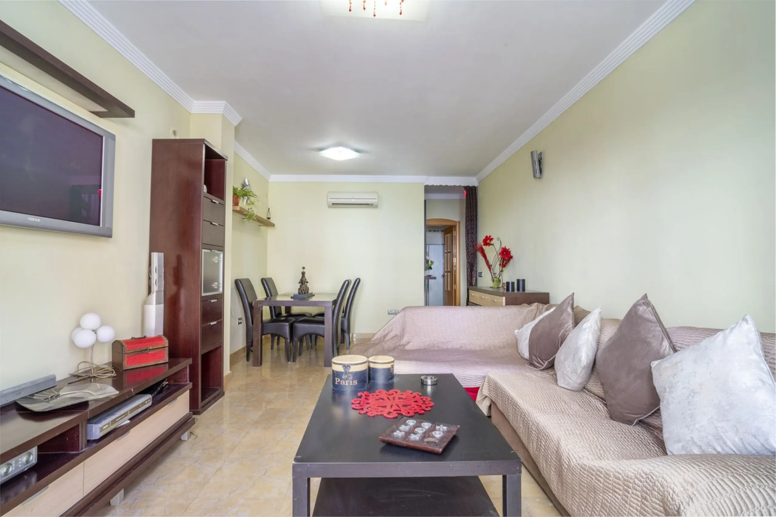 Exclusive duplex penthouse in one of the most sought-after areas of Fuengirola, just 150 meters from the beach, ideal both as a permanent residence and as an investment with high potential for holiday rental income.
