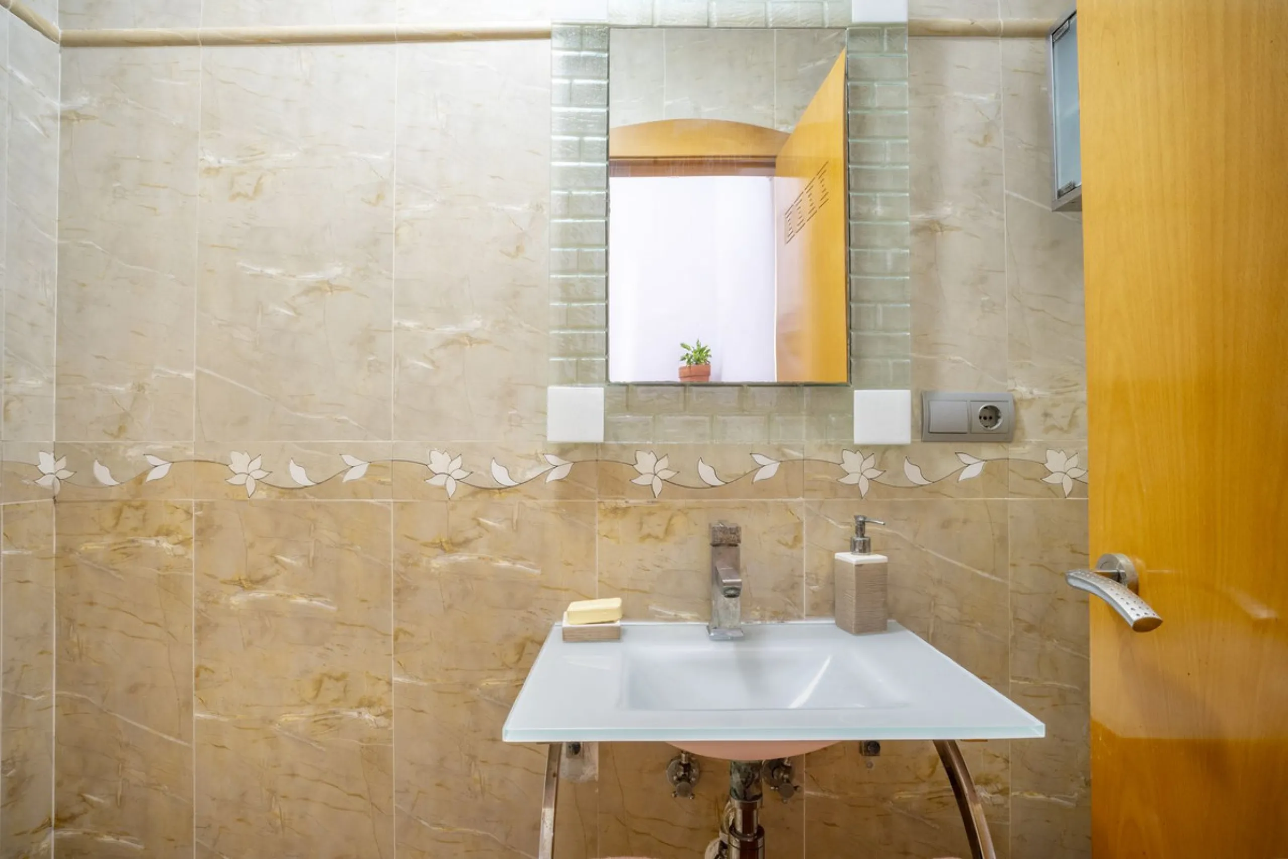 Exclusive duplex penthouse in one of the most sought-after areas of Fuengirola, just 150 meters from the beach, ideal both as a permanent residence and as an investment with high potential for holiday rental income.
