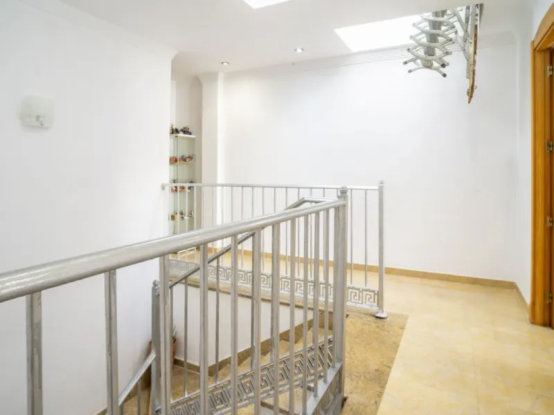 Exclusive duplex penthouse in one of the most sought-after areas of Fuengirola, just 150 meters from the beach, ideal both as a permanent residence and as an investment with high potential for holiday rental income.
