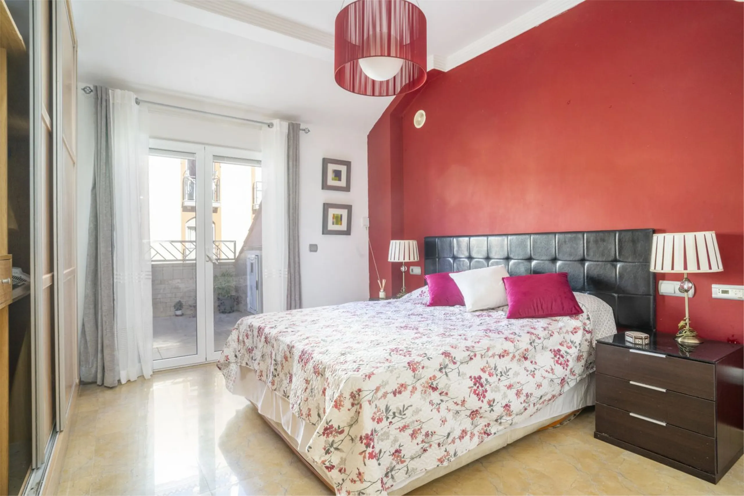 Exclusive duplex penthouse in one of the most sought-after areas of Fuengirola, just 150 meters from the beach, ideal both as a permanent residence and as an investment with high potential for holiday rental income.