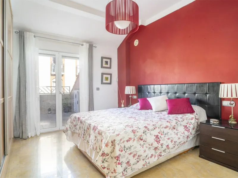 Exclusive duplex penthouse in one of the most sought-after areas of Fuengirola, just 150 meters from the beach, ideal both as a permanent residence and as an investment with high potential for holiday rental income.