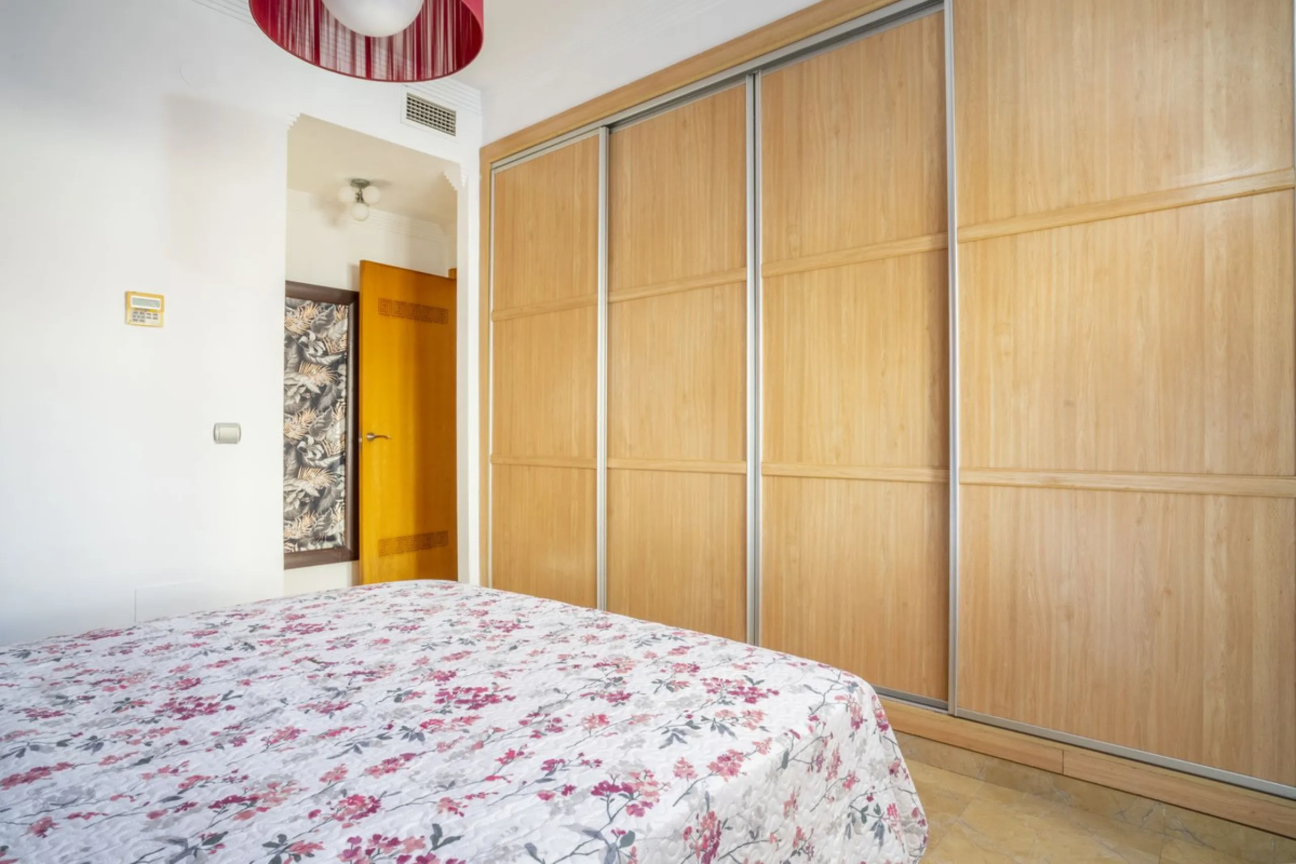 Exclusive duplex penthouse in one of the most sought-after areas of Fuengirola, just 150 meters from the beach, ideal both as a permanent residence and as an investment with high potential for holiday rental income.