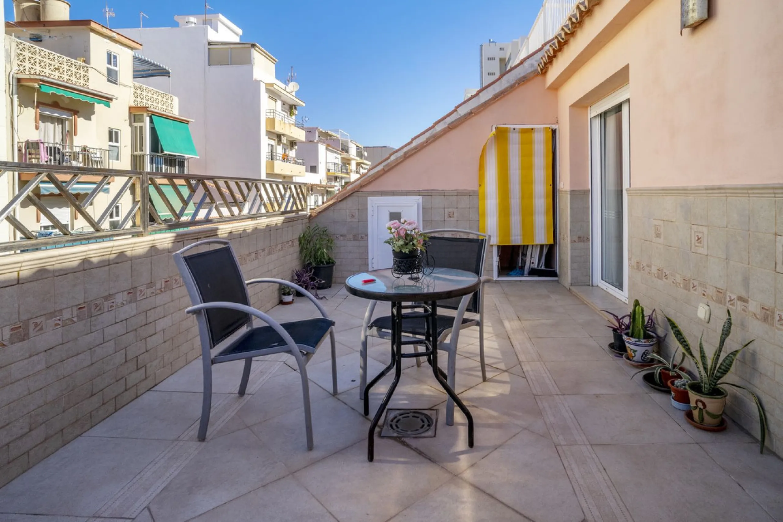 Exclusive duplex penthouse in one of the most sought-after areas of Fuengirola, just 150 meters from the beach, ideal both as a permanent residence and as an investment with high potential for holiday rental income.