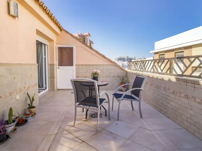 Exclusive duplex penthouse in one of the most sought-after areas of Fuengirola, just 150 meters from the beach, ideal both as a permanent residence and as an investment with high potential for holiday rental income.