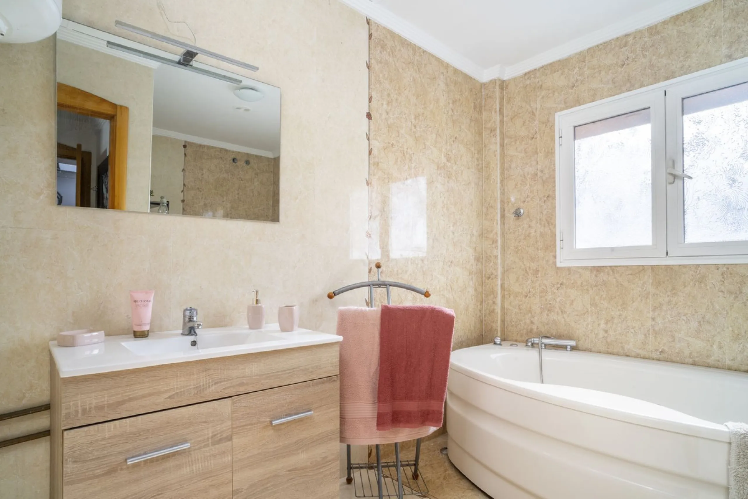 Exclusive duplex penthouse in one of the most sought-after areas of Fuengirola, just 150 meters from the beach, ideal both as a permanent residence and as an investment with high potential for holiday rental income.