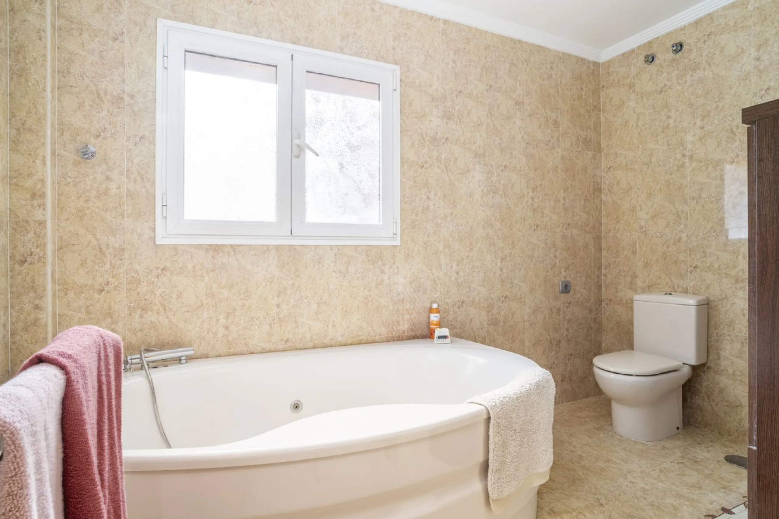Exclusive duplex penthouse in one of the most sought-after areas of Fuengirola, just 150 meters from the beach, ideal both as a permanent residence and as an investment with high potential for holiday rental income.