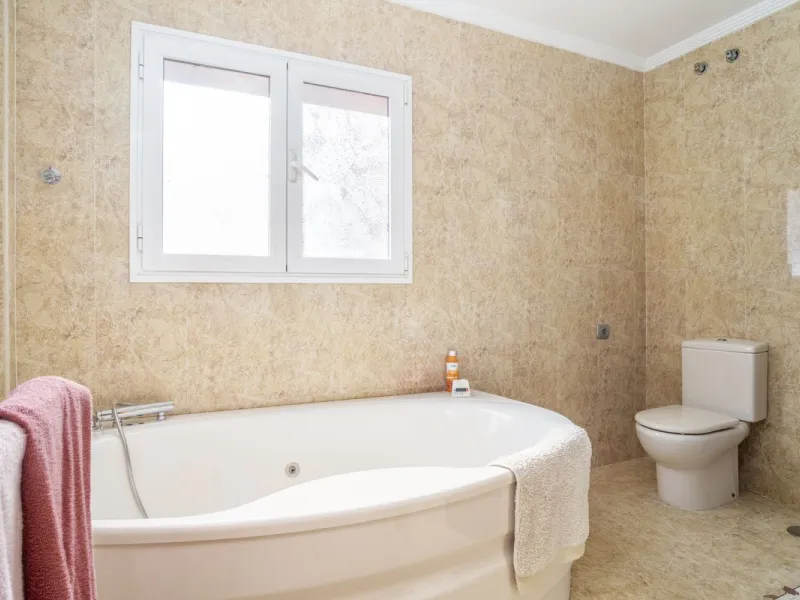 Exclusive duplex penthouse in one of the most sought-after areas of Fuengirola, just 150 meters from the beach, ideal both as a permanent residence and as an investment with high potential for holiday rental income.