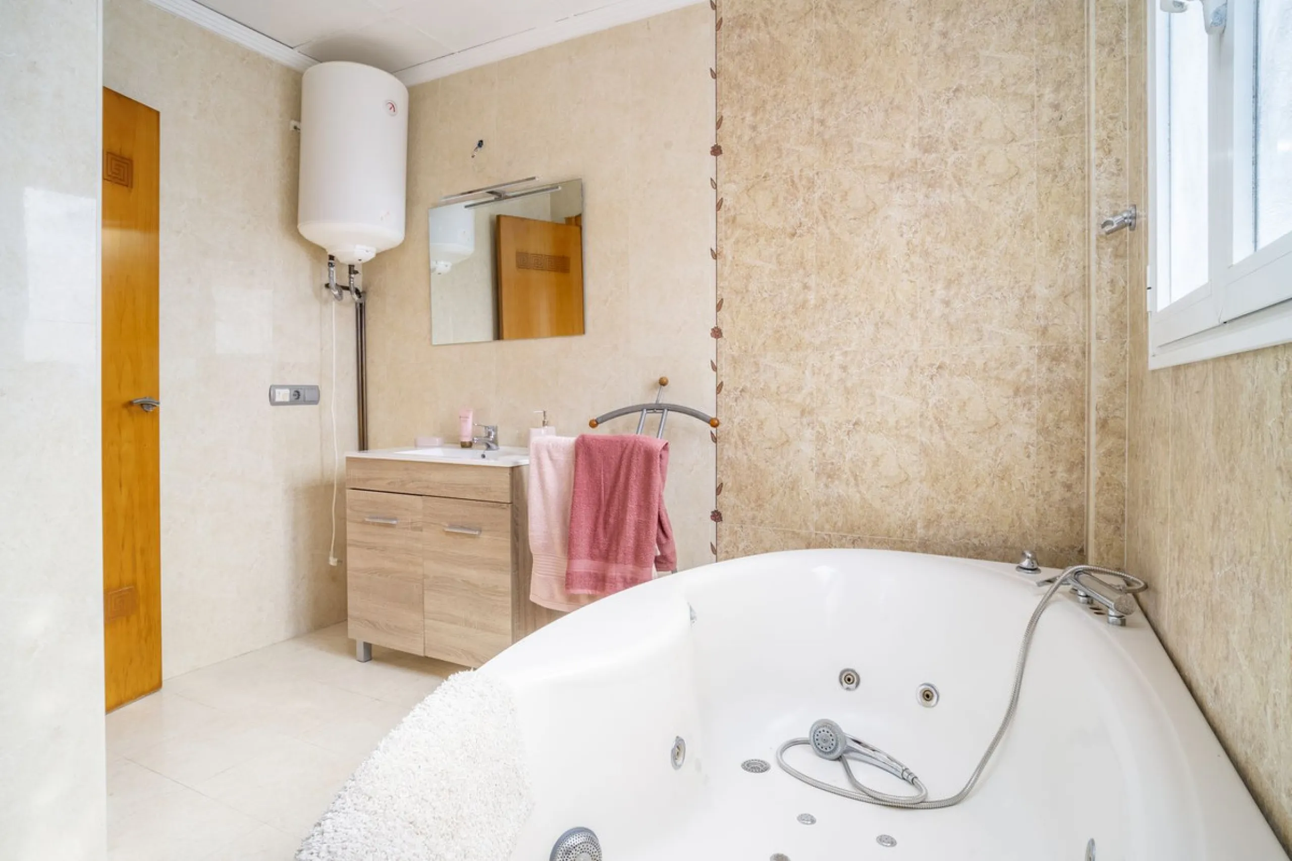 Exclusive duplex penthouse in one of the most sought-after areas of Fuengirola, just 150 meters from the beach, ideal both as a permanent residence and as an investment with high potential for holiday rental income.