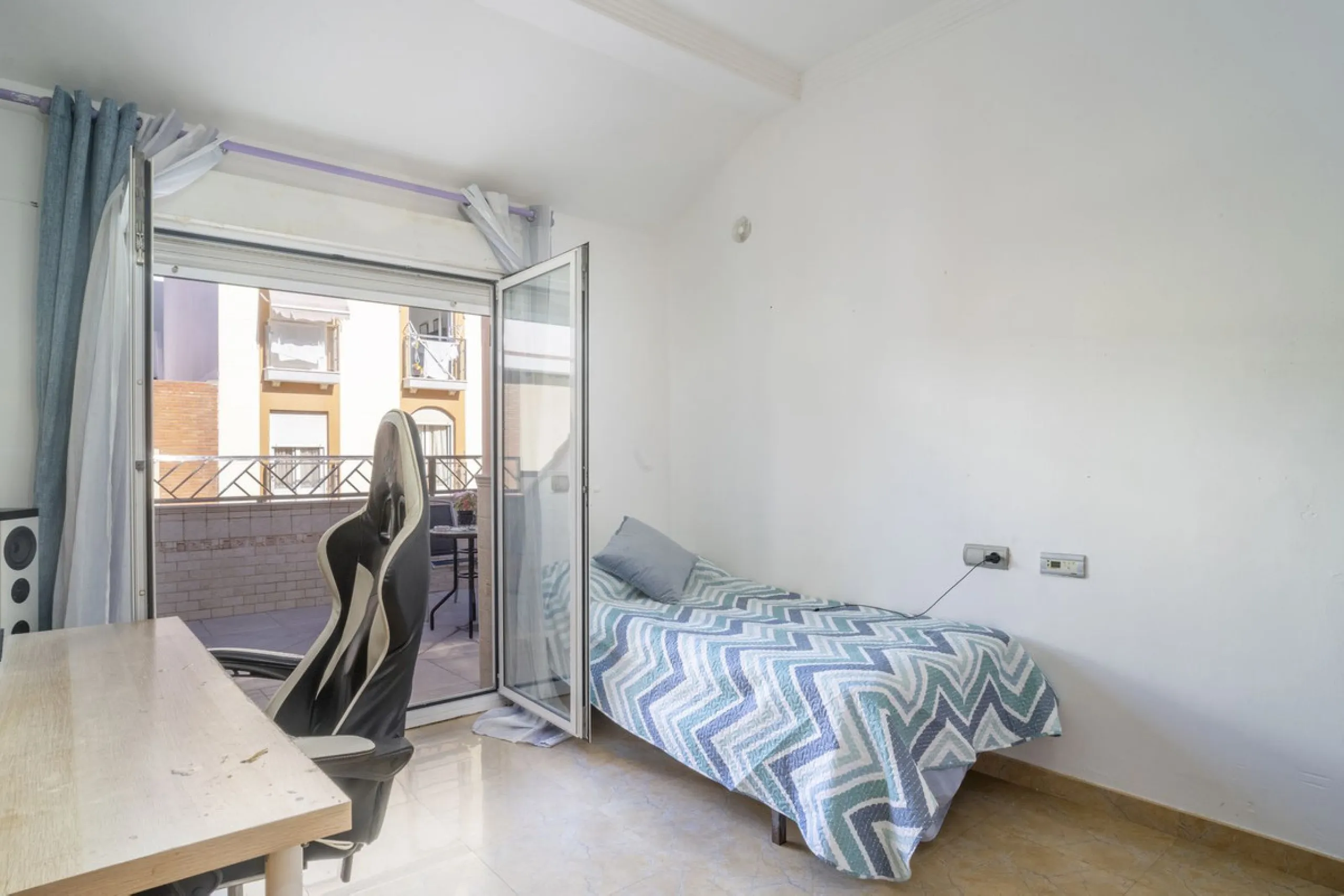 Exclusive duplex penthouse in one of the most sought-after areas of Fuengirola, just 150 meters from the beach, ideal both as a permanent residence and as an investment with high potential for holiday rental income.