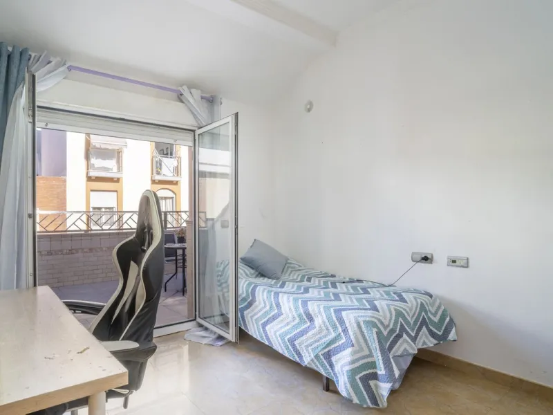 Exclusive duplex penthouse in one of the most sought-after areas of Fuengirola, just 150 meters from the beach, ideal both as a permanent residence and as an investment with high potential for holiday rental income.