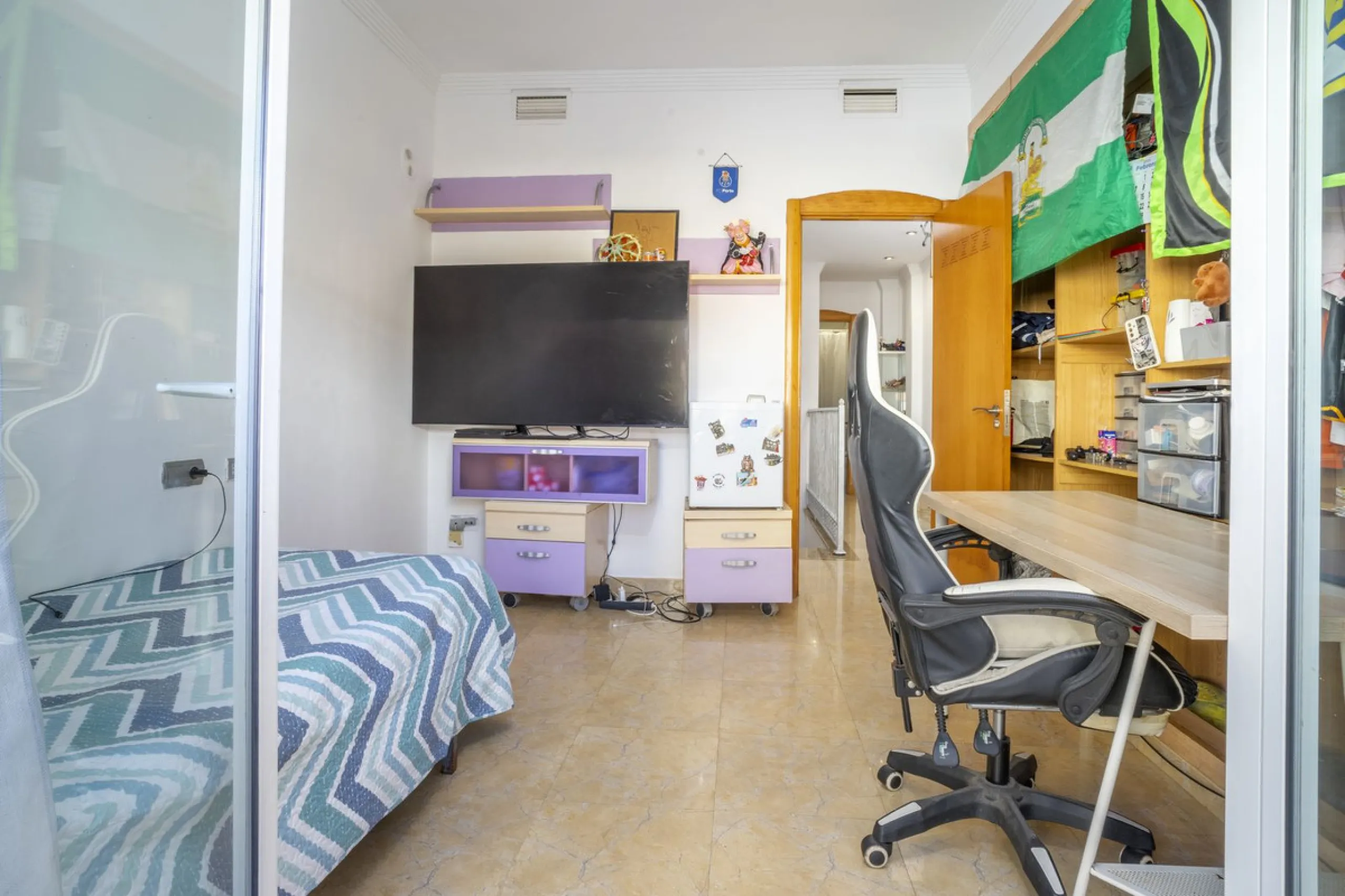 Exclusive duplex penthouse in one of the most sought-after areas of Fuengirola, just 150 meters from the beach, ideal both as a permanent residence and as an investment with high potential for holiday rental income.