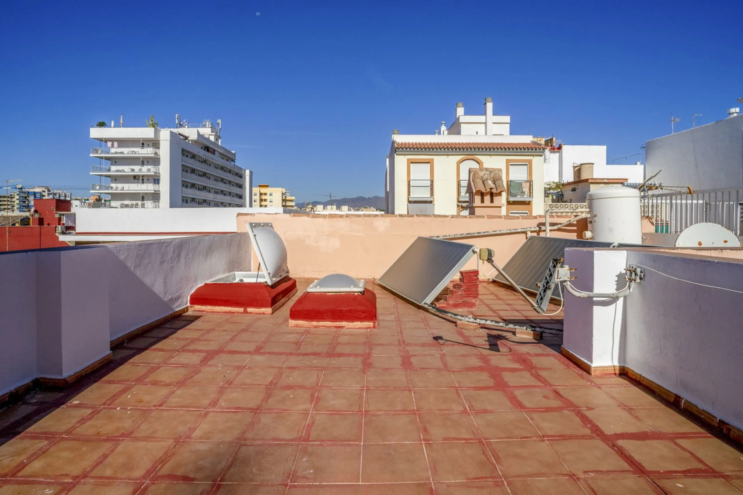 Exclusive duplex penthouse in one of the most sought-after areas of Fuengirola, just 150 meters from the beach, ideal both as a permanent residence and as an investment with high potential for holiday rental income.