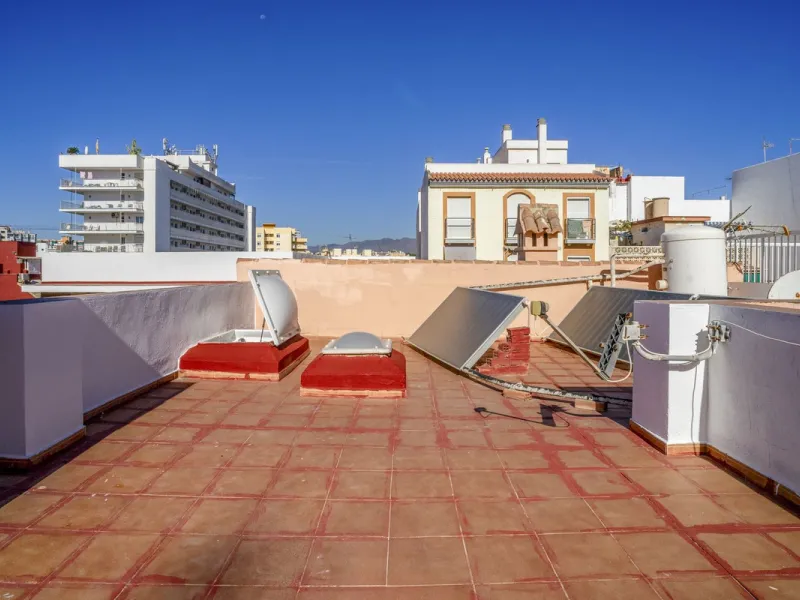 Exclusive duplex penthouse in one of the most sought-after areas of Fuengirola, just 150 meters from the beach, ideal both as a permanent residence and as an investment with high potential for holiday rental income.