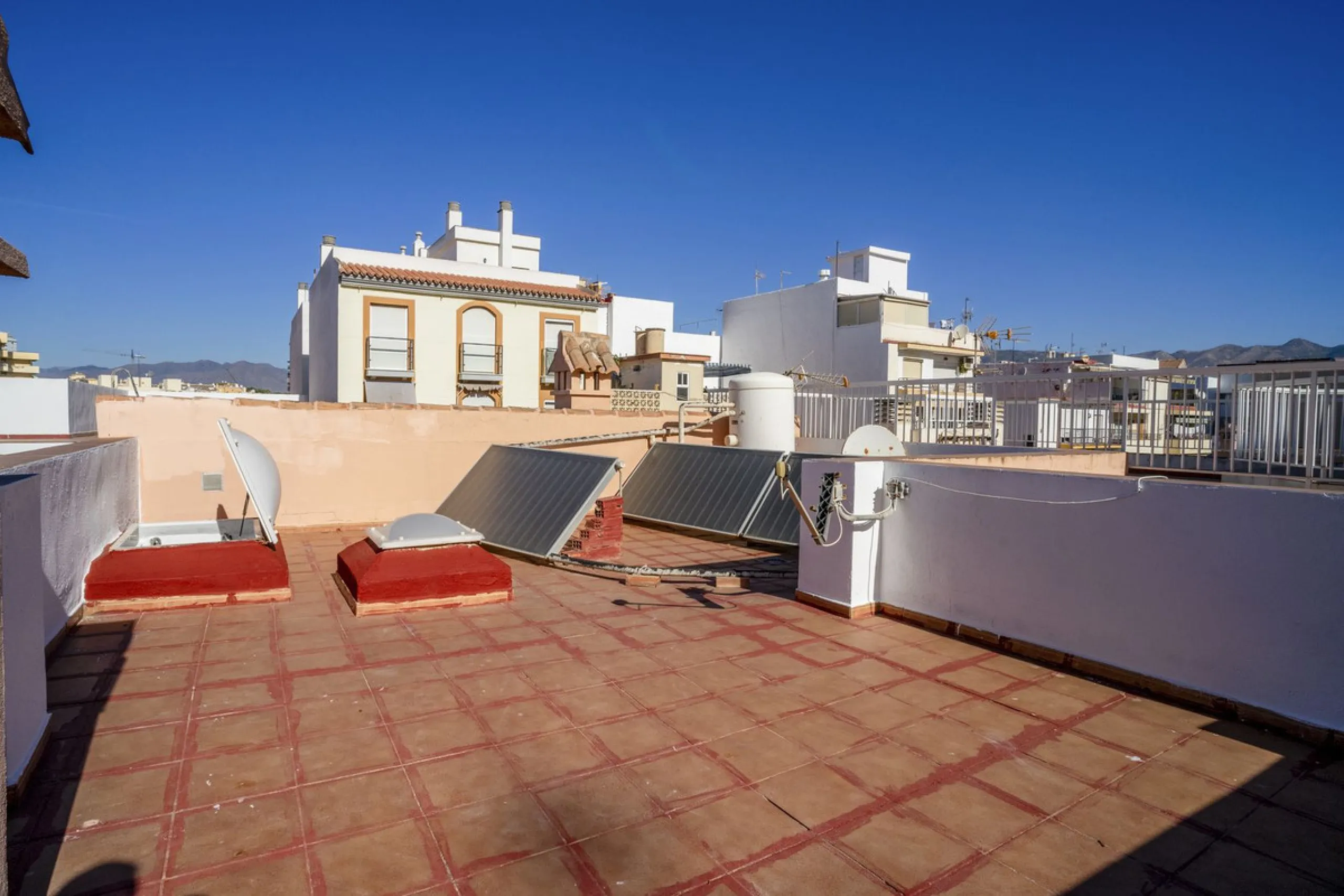 Exclusive duplex penthouse in one of the most sought-after areas of Fuengirola, just 150 meters from the beach, ideal both as a permanent residence and as an investment with high potential for holiday rental income.