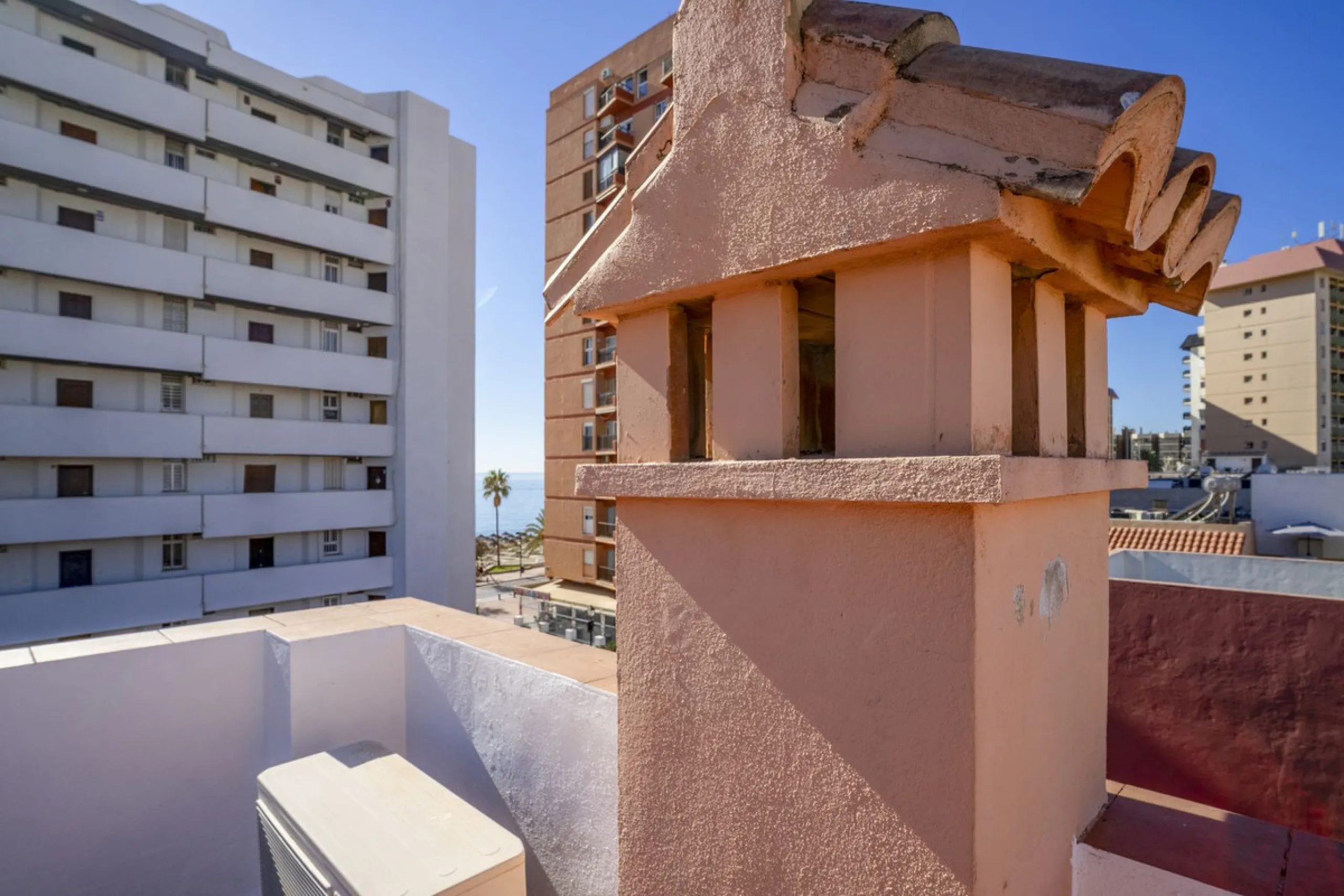 Exclusive duplex penthouse in one of the most sought-after areas of Fuengirola, just 150 meters from the beach, ideal both as a permanent residence and as an investment with high potential for holiday rental income.