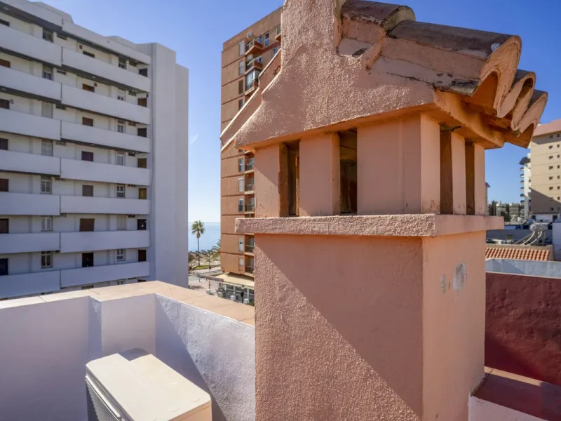 Exclusive duplex penthouse in one of the most sought-after areas of Fuengirola, just 150 meters from the beach, ideal both as a permanent residence and as an investment with high potential for holiday rental income.
