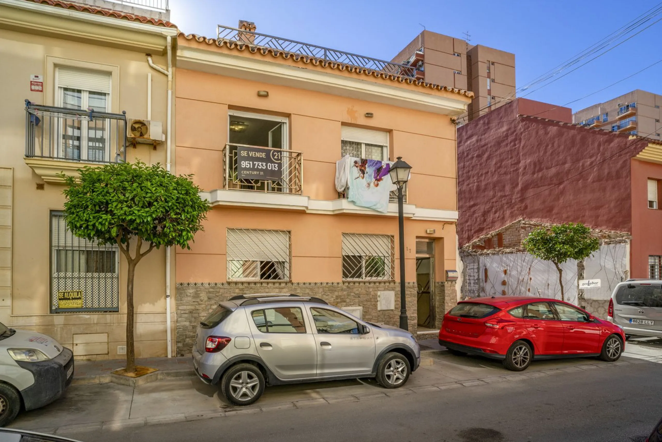 Exclusive duplex penthouse in one of the most sought-after areas of Fuengirola, just 150 meters from the beach, ideal both as a permanent residence and as an investment with high potential for holiday rental income.