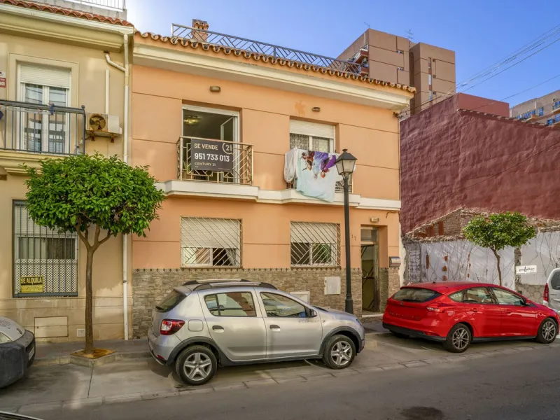 Exclusive duplex penthouse in one of the most sought-after areas of Fuengirola, just 150 meters from the beach, ideal both as a permanent residence and as an investment with high potential for holiday rental income.