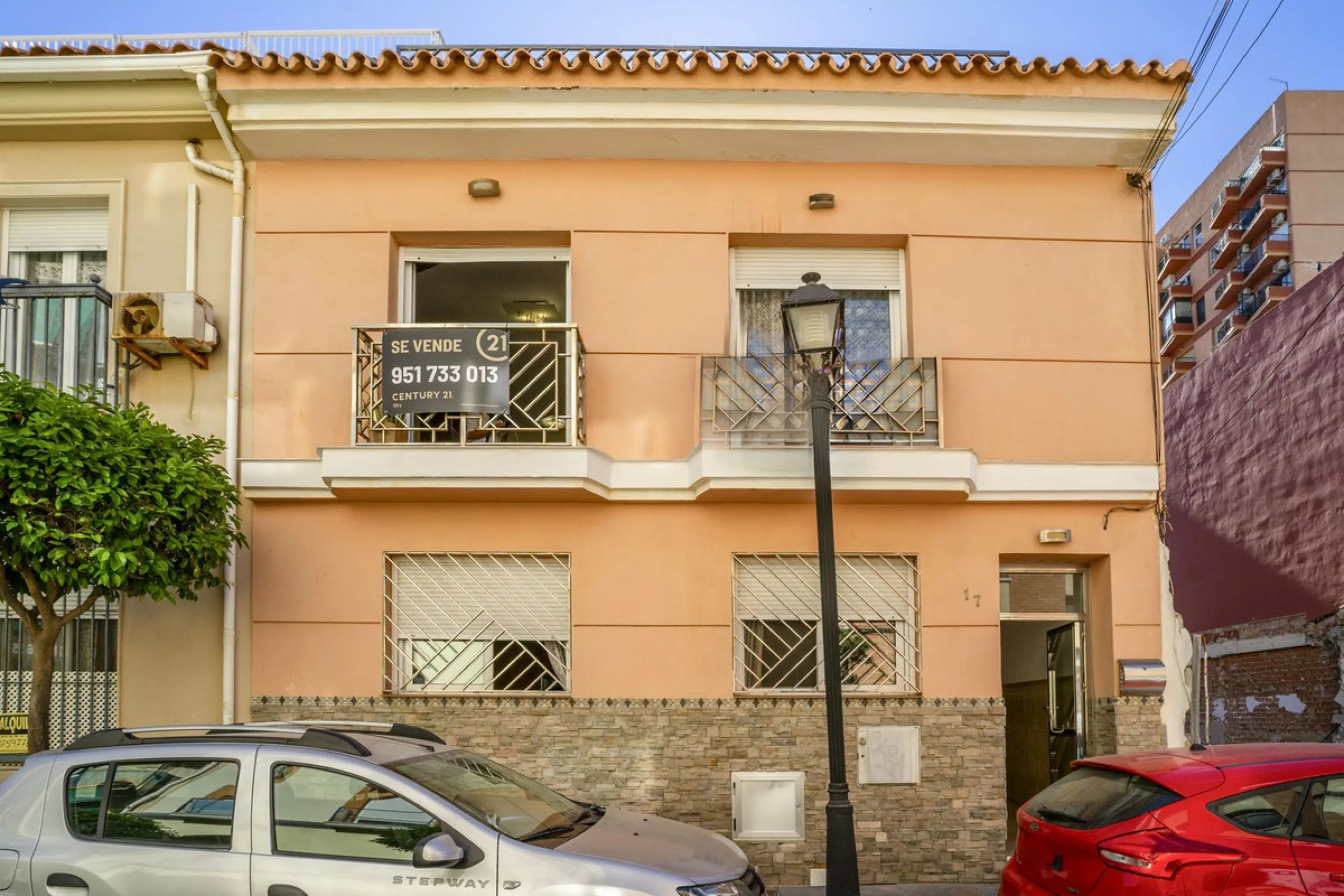 Exclusive duplex penthouse in one of the most sought-after areas of Fuengirola, just 150 meters from the beach, ideal both as a permanent residence and as an investment with high potential for holiday rental income.