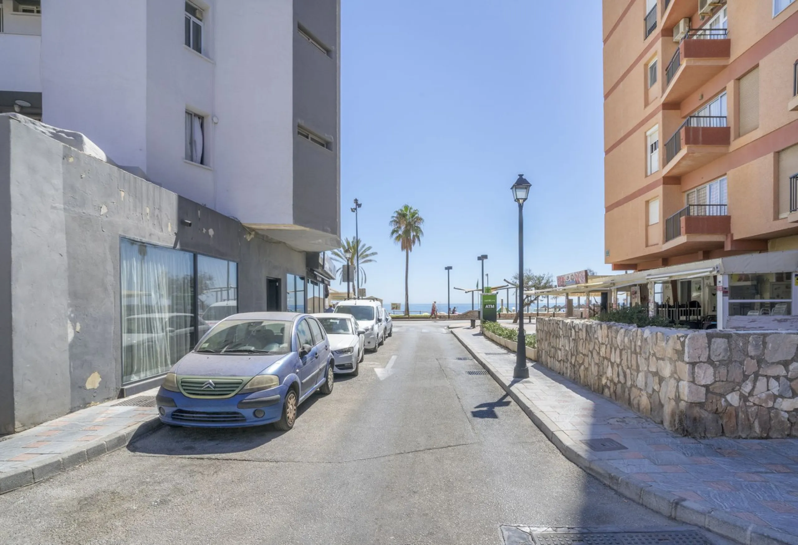 Exclusive duplex penthouse in one of the most sought-after areas of Fuengirola, just 150 meters from the beach, ideal both as a permanent residence and as an investment with high potential for holiday rental income.